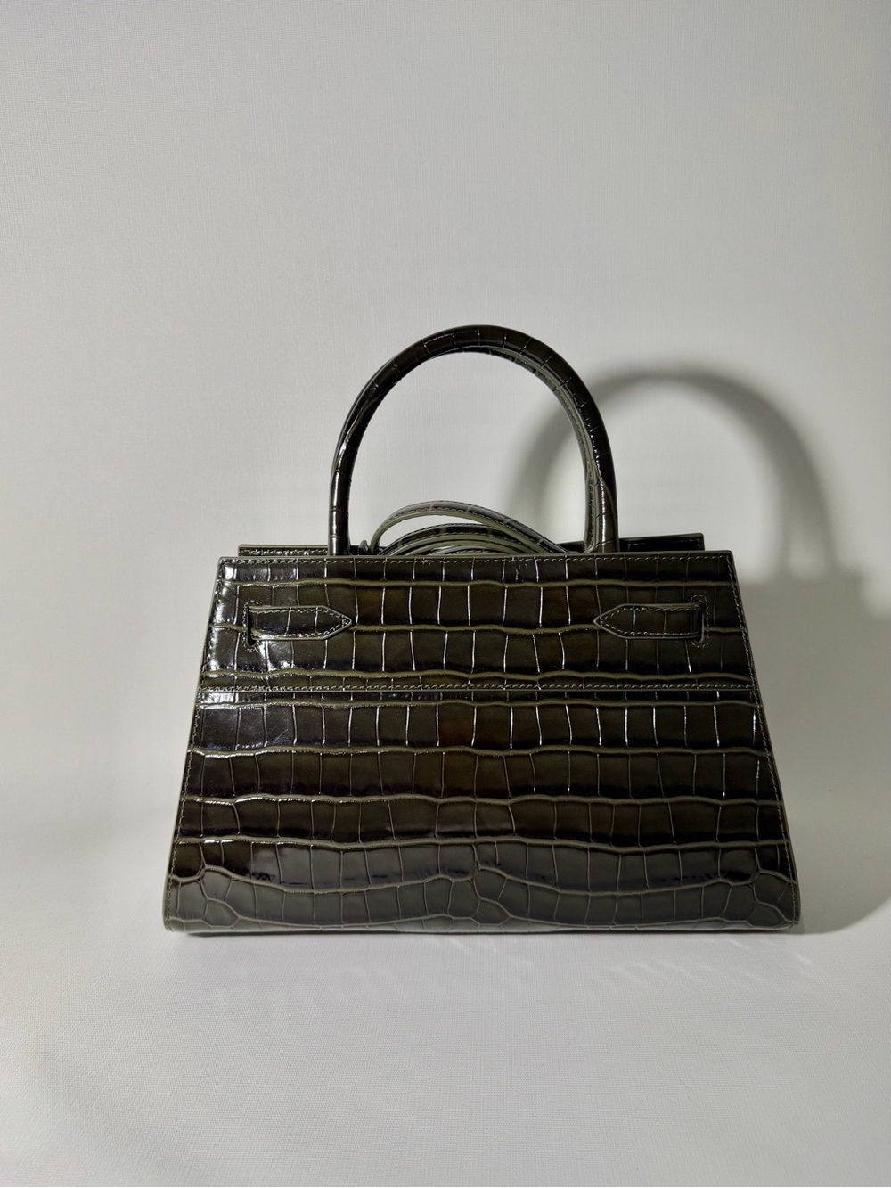 Veronica Beard Dash Bag
Green Croc-Embossed Leather Belted Handbag - Picture 3 of 10